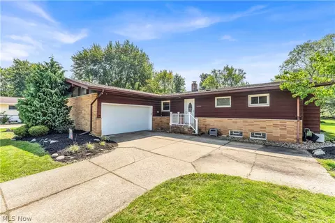 26913 Elizabeth Ln, Olmsted Falls, OH 44138