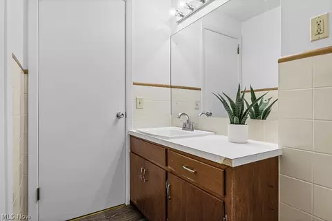 Bath - 1902 Root Ave NE, Canton, OH 44705 photo 3 of 4