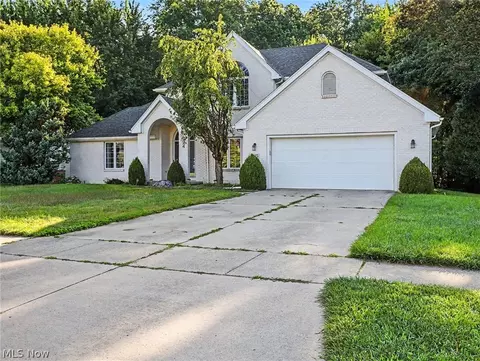 815 Saint Annes Dr, Holland, OH 43528