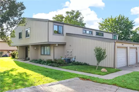 11746 Harbour Light Dr, North Royalton, OH 44133