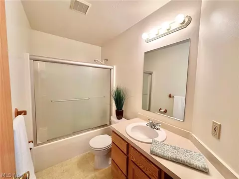 Bath - 3663 Cranberry Hl, Rootstown, OH 44272 photo 3 of 3