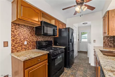 Kitchen - 369 White Oak Dr, Elyria, OH 44035 photo 2 of 4