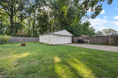 Exterior - 369 White Oak Dr, Elyria, OH 44035 photo 6 of 7