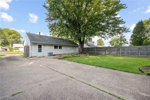 Exterior - 369 White Oak Dr, Elyria, OH 44035 photo 4 of 7