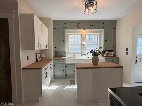 Kitchen - 1141 Broad Ave NW, Canton, OH 44708 photo 2 of 5