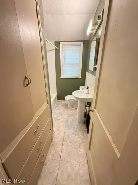 Entry Way - 3950 Gary Ave, Lorain, OH 44055 photo 2 of 7