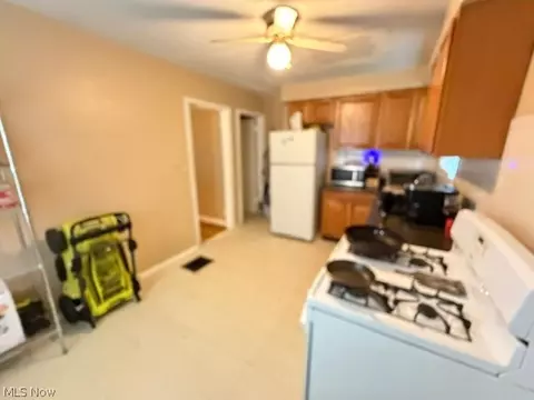 Entry Way - 3950 Gary Ave, Lorain, OH 44055 photo 3 of 7