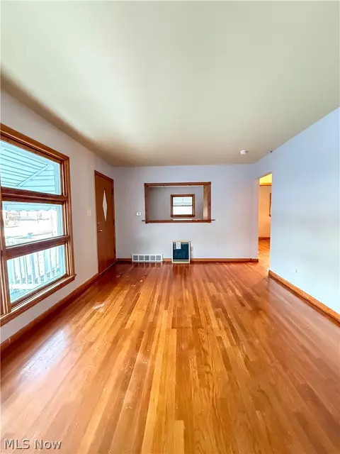 Living - 934 Nevin St, Akron, OH 44310 photo 5 of 6