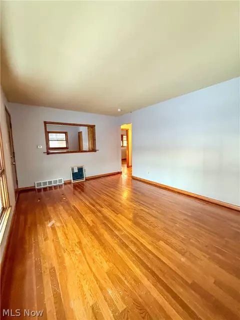 Living - 934 Nevin St, Akron, OH 44310 photo 4 of 6