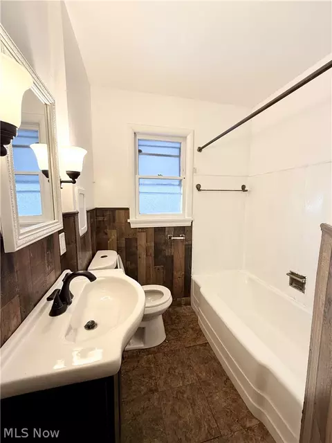 Bath - 934 Nevin St, Akron, OH 44310 photo 1 of 5
