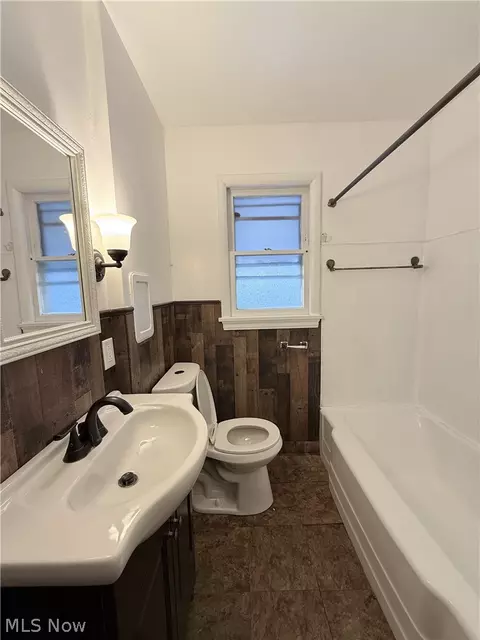 Bath - 934 Nevin St, Akron, OH 44310 photo 2 of 5