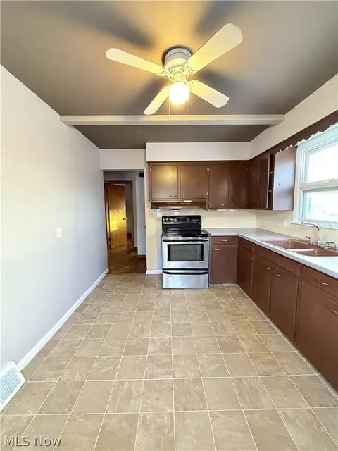 Kitchen - 934 Nevin St, Akron, OH 44310 photo 3 of 4
