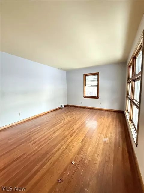 Living - 934 Nevin St, Akron, OH 44310 photo 3 of 6