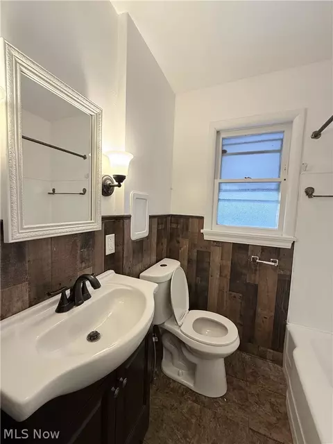 Bath - 934 Nevin St, Akron, OH 44310 photo 3 of 5