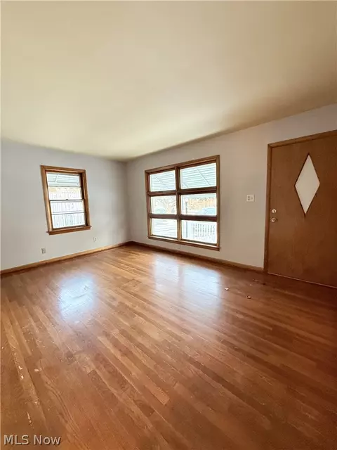 Living - 934 Nevin St, Akron, OH 44310 photo 2 of 6