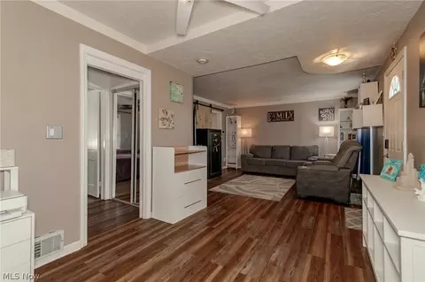 Entry Way - 1701 Maple St, Wickliffe, OH 44092 photo 3 of 4