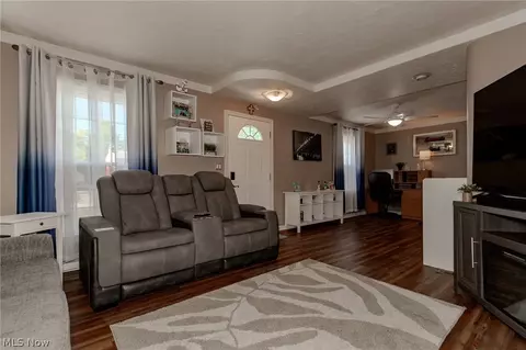 Entry Way - 1701 Maple St, Wickliffe, OH 44092 photo 2 of 4