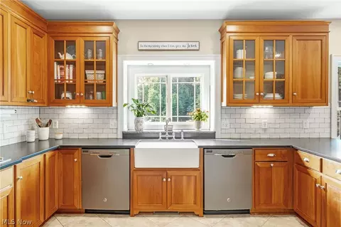 Kitchen - 2976 Greenleaf Rd, Akron, OH 44312 photo 4 of 5