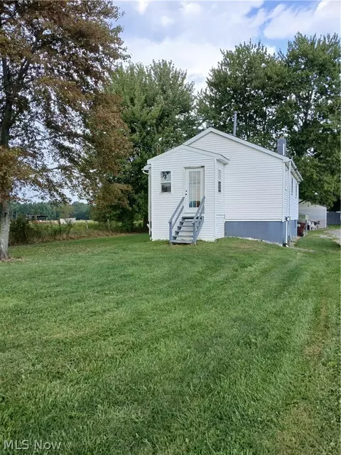 5376 N Park Ext Ave, Bristolville, OH 44402