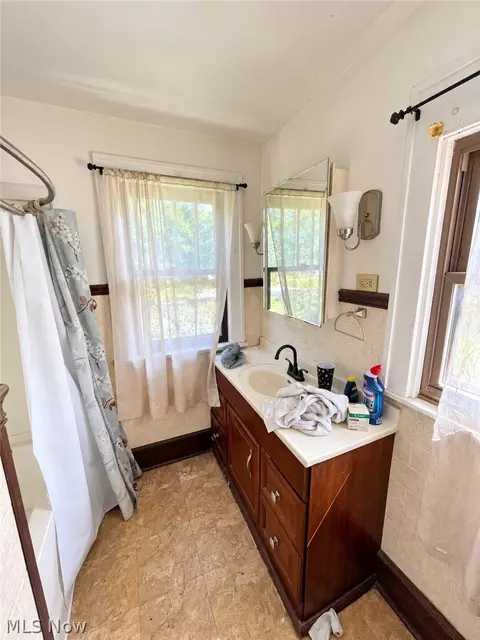 Bath - 3404 Lincoln St E, Canton, OH 44707 photo 2 of 2