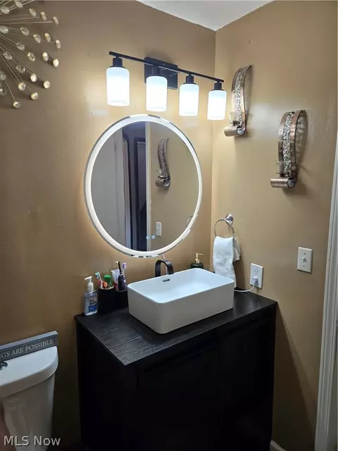 Bath - 80 Omar St, Struthers, OH 44471 photo 2 of 4