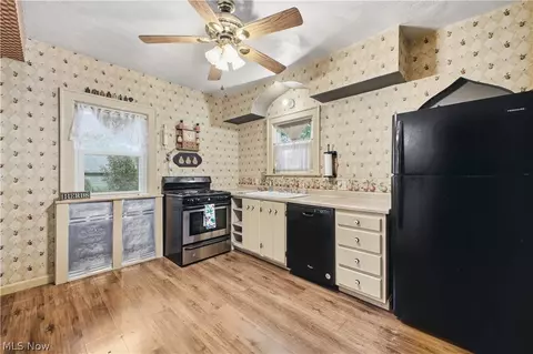 Kitchen - 24 Overlook Blvd, Struthers, OH 44471 photo 1 of 2