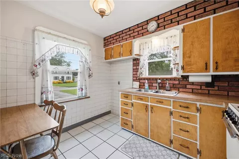 Kitchen - 144 Argyle Ave, Boardman, OH 44512 photo 2 of 3