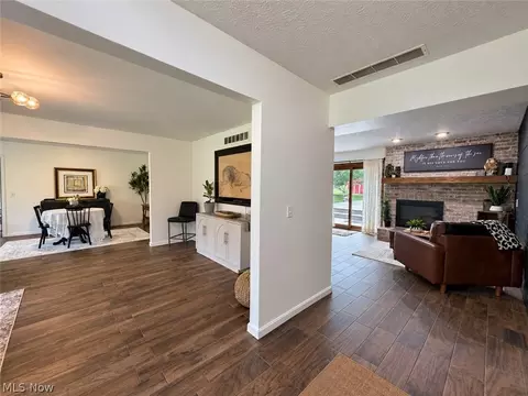Entry Way - 1102 E Garfield Rd, Aurora, OH 44202 photo 2 of 3