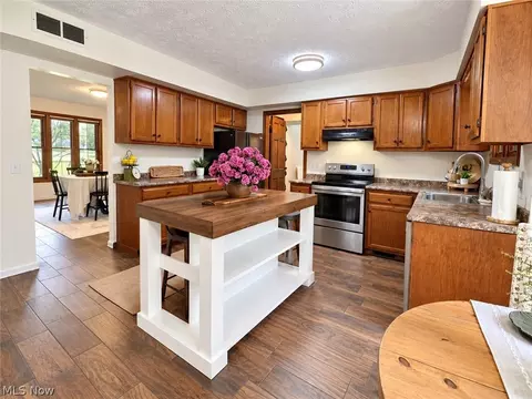 Kitchen - 1102 E Garfield Rd, Aurora, OH 44202 photo 3 of 4