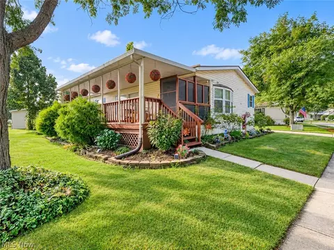 78 Periwinkle Dr, Olmsted Twp, OH 44138