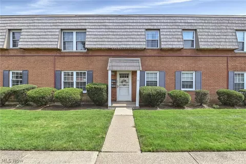 2793 Pease Dr #C303, Rocky River, OH 44116