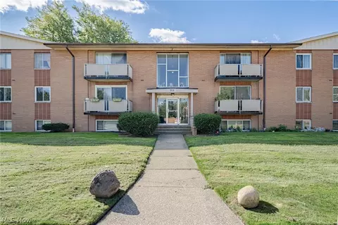22051 River Oaks Dr #B11, Rocky River, OH 44116