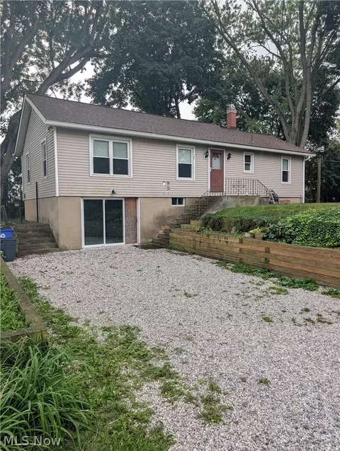 1242 Wingfoot Lake Rd, Mogadore, OH 44260