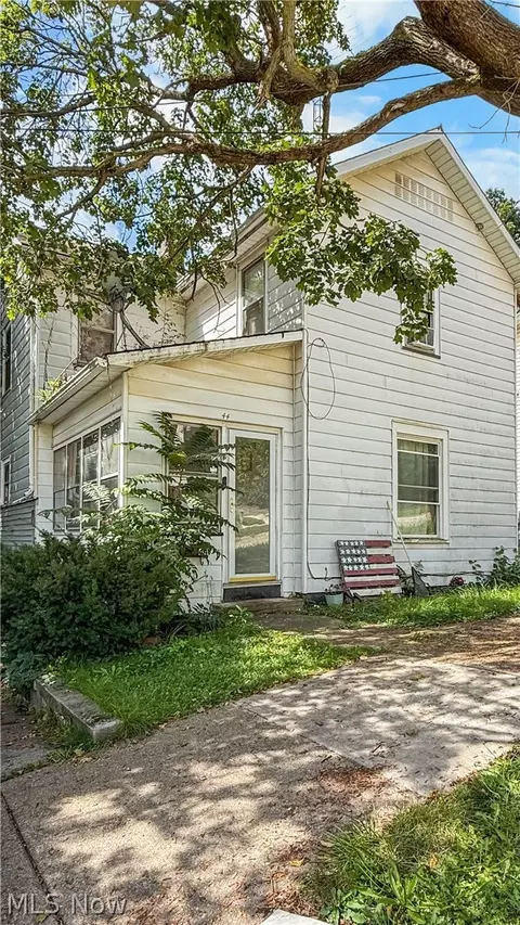 44 Walnut St, Leetonia, OH 44431