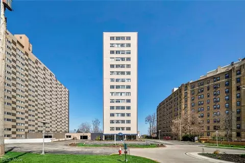 12520 Edgewater Dr #901, Lakewood, OH 44107