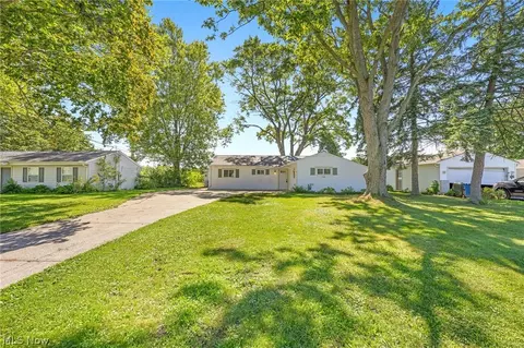 34297 W Point Dr, North Ridgeville, OH 44039