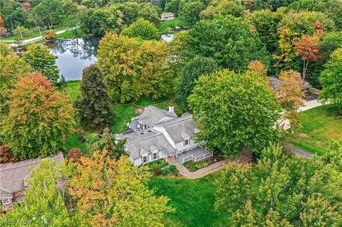 18050 Elliott Dr, Chagrin Falls, OH 44023