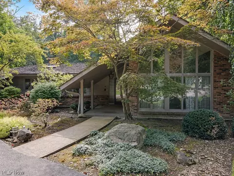 31850 Creekside Dr, Pepper Pike, OH 44124