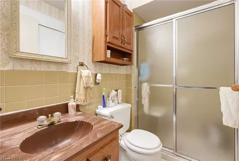 Bath - 1780 E Parkhaven Dr, Seven Hills, OH 44131 photo 2 of 4