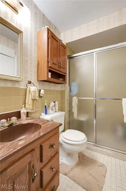 Bath - 1780 E Parkhaven Dr, Seven Hills, OH 44131 photo 1 of 4