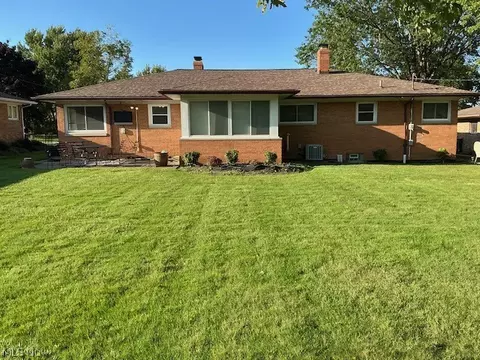 Exterior - 952 E Parkhaven Dr, Seven Hills, OH 44131 photo 2 of 4