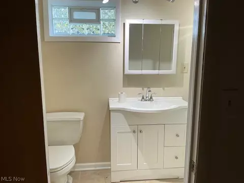 Bath - 952 E Parkhaven Dr, Seven Hills, OH 44131 photo 2 of 3