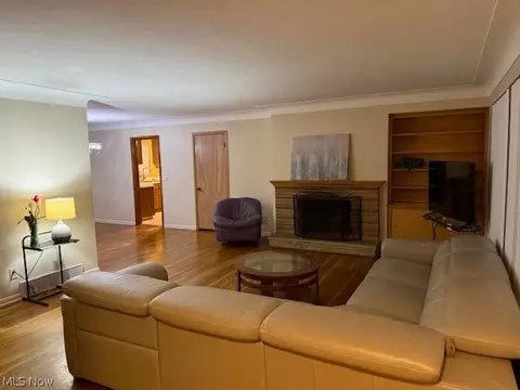 Living - 952 E Parkhaven Dr, Seven Hills, OH 44131 photo 1 of 3