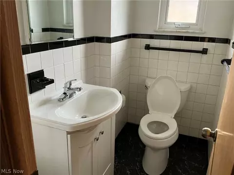 Bath - 952 E Parkhaven Dr, Seven Hills, OH 44131 photo 1 of 3