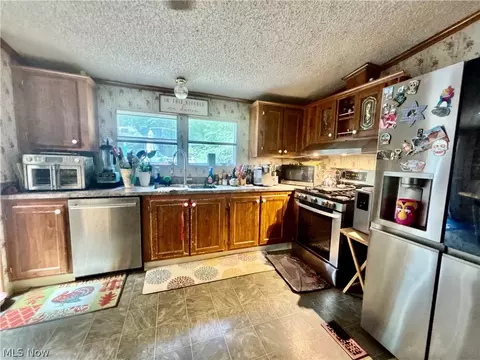 Kitchen - 9231 Horn Rd, Windham, OH 44288 photo 4 of 4