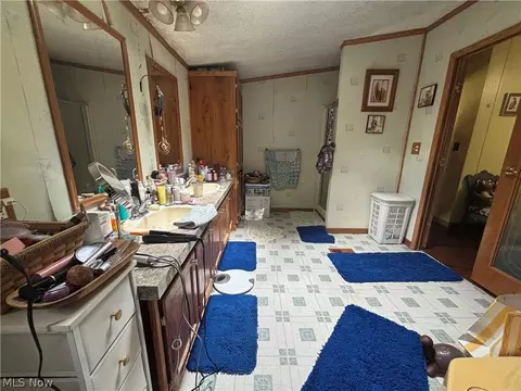Bath - 9231 Horn Rd, Windham, OH 44288 photo 2 of 5