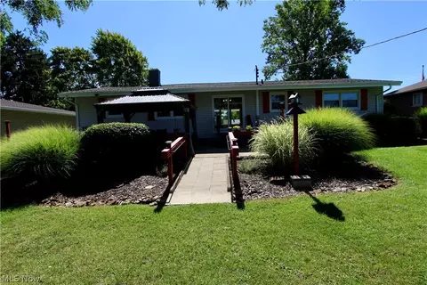 Exterior - 1303 Cherry Ln, Seven Hills, OH 44131 photo 7 of 11