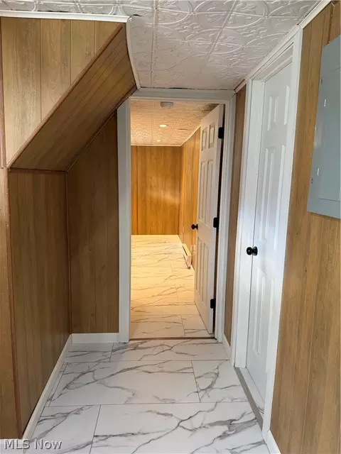 Entry Way - 705 Moraine Ave, Akron, OH 44310 photo 2 of 4