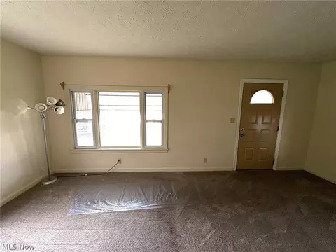 Living - 4031 Elyria Ave, Lorain, OH 44055 photo 2 of 7