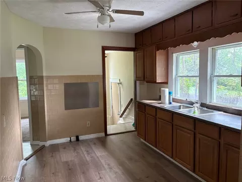Entry Way - 4031 Elyria Ave, Lorain, OH 44055 photo 1 of 3